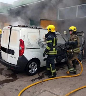В Кривом Роге на автомойке горел автомобиль