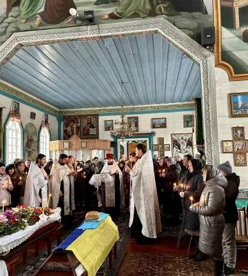 В останню земну дорогу провели військового з Сарненщини