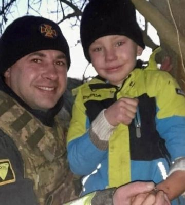 Сховав гроші та не зміг їх дістати. На Херсонщині рятувальники допомогли дитині, рука якої застрягла в дуплі дерева