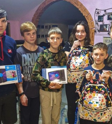 Учнів Миколаївщини забезпечили планшетами і шкільними наборами в рамках проєкту SOSДіти
