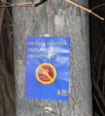 Мешканці окупованого міста Запорізької області розповсюджують патріотичні листівки - фото