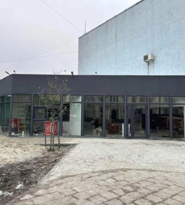 На площі Двірцевій демонтують самовільну споруду