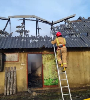 Вісім пожежників рятували на Дубенщині будівлю від вогню