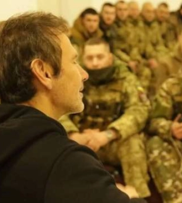 Святослав Вакарчук заспівав &quot;Червону руту&quot; з бійцями у Бахмуті: мотивуюче відео