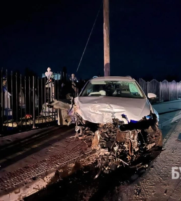 У місті на Волині п’яний водій влетів в огорожу та зніс опору. Відео