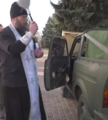 У Полтаві освятили на фронт понад 50 автівок