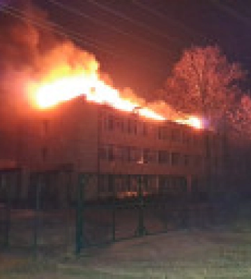 Окупанти завдали удару по Часовому Яру: горять школа, багатоквартирні та приватні будинки