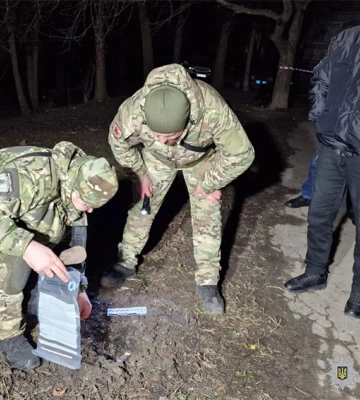 У Хмельницькому чоловік жбурнув бойову гранату у двір будинку (ФОТО)