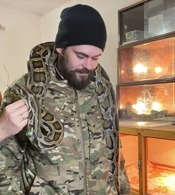 Оккупанты украли на Харьковщине питона и бросили в танке, убегая от ВСУ