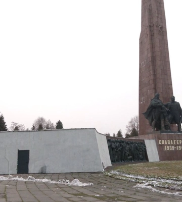 Під пам’ятником на Пагорбі Слави — місце для інтелігенції