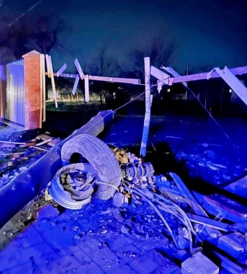 У Луцьку водій нищить газон у дворі будинку. Фото