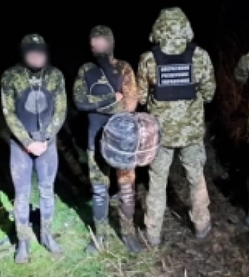 Удосвіта на Закарпатті затримали двох &quot;водолазів&quot;, які спробували незаконно перетнути кордон (ФОТО)