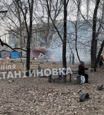 Константиновка под обстрелом, горит пятиэтажка в районе ж/д вокзала, во дворах лежат погибшие