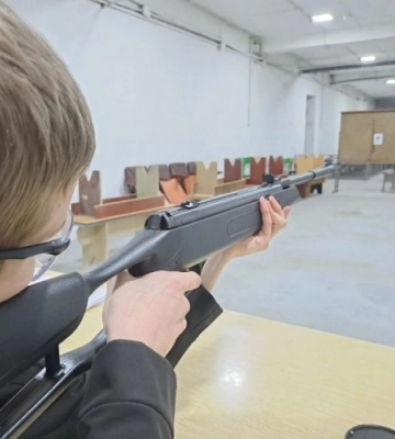 У Львові школярі стріляють у новому лазерному тирі