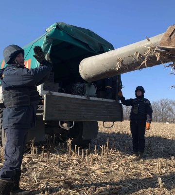У ДСНС показали, як вивезли залишки ракети С-300 з поля на Харківщині 