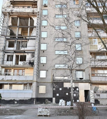 У селищі Докучаєвське закінчують консервувати будинок, який постраждав від обстрілів росіяни (відео)