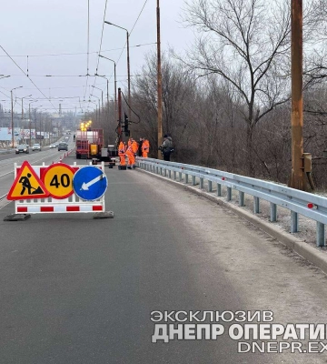 У Дніпрі на мосту встановлюють колесовідбійний брус