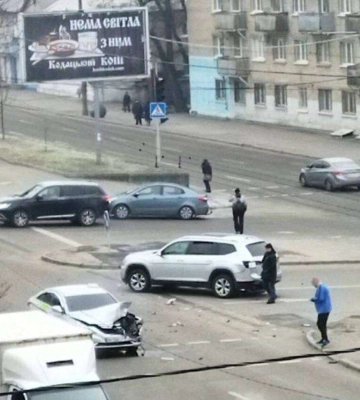 У Дніпрі зіткнулися таксі та позашляховик