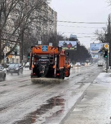 В Одессе снегопад и гололедица, коммунальщиков перевели на усиленный режим