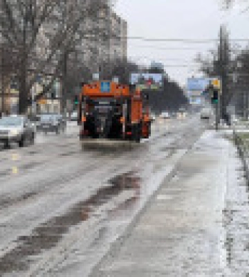 В Одессе снегопад и гололедица, коммунальщиков перевели на усиленный режим