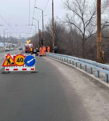 Захист учасників дорожнього руху. На одному з мостів Дніпра встановлюють колесовідбійний брус