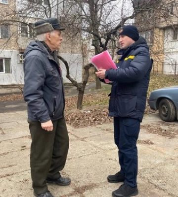 Рятувальники спілкувалися із мешканцями житлового сектору про правила пожежної безпеки в побуті