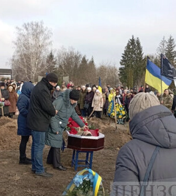 В Корсуне-Шевченковском простились с погибшим в Донецкой области воином Олегом Собченко. ФОТОрепортаж