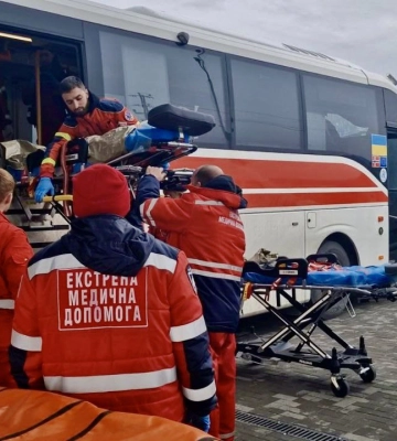 В Ужгороді вперше евакуаційним автобусом доправили до лікарні поранених військовослужбовців