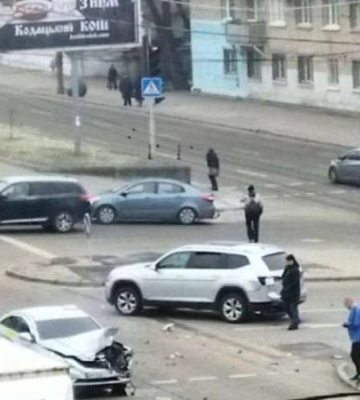 У Дніпрі зіштовхнулися позашляховик і таксі (Фото)