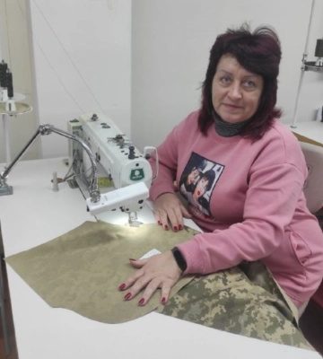 Переселенка з педагогічною освітою стала успішною швачкою в Рівному