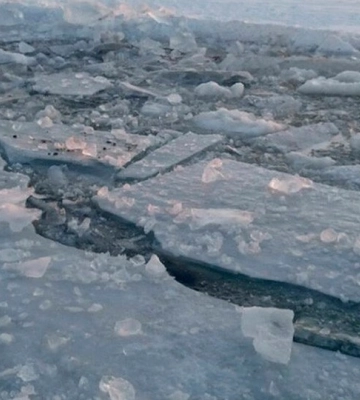 В Харькове прохожие спасли провалившегося под лед подростка