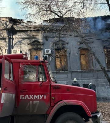 На Донеччині рятувальники гасили дві масштабні пожежі через обстріли