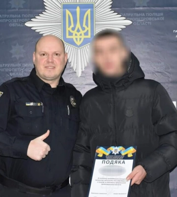 У Дніпрі поліцейські нагородили містянина, котрий допоміг затримати грабіжника