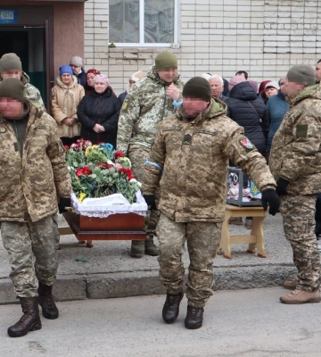 У Вараші попрощалися з воїном, який помер уві сні
