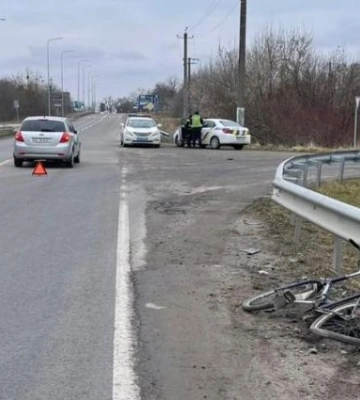 На Львівщині легковик на трасі збив велосипедиста (ФОТО)