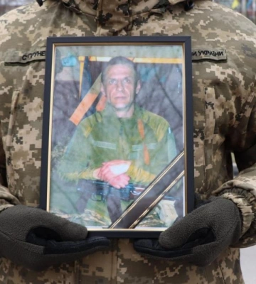 Рівненщина попрощалася з воїном, який помер уві сні