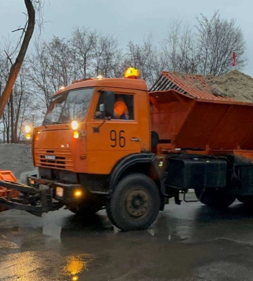 У Дніпрі снігопад: на вулицях міста працює комунальна техніка