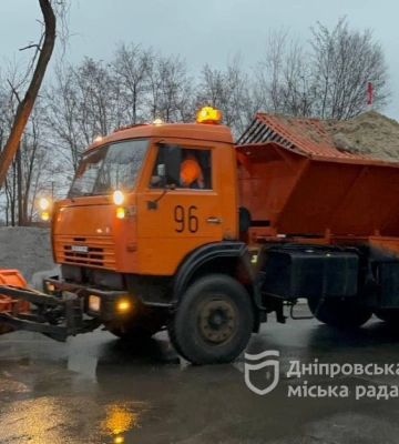 Дніпро накрив снігопад: триває ліквідація наслідків негоди