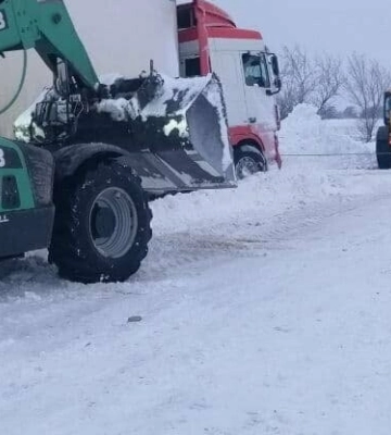 Негода на Одещині: на трасах рятувальники відкопували зі снігу автівки