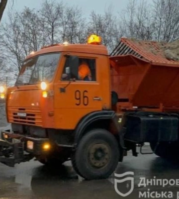 Майже 60 одиниць комунальної техніки продовжують обробляти автошляхи та тротуари Дніпра від опадів
