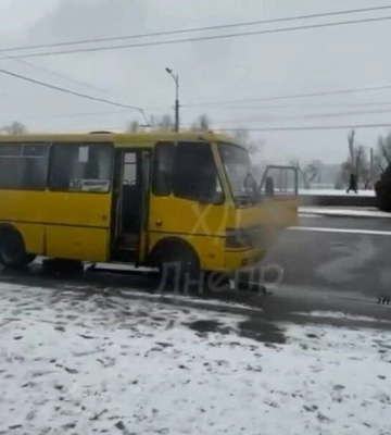 У Дніпрі на житломасиві Сонячний на ходу загорілася маршрутка з пасажирами