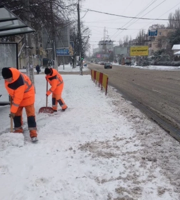 Из-за непогоды на дорогах Одессы работает спецтехника