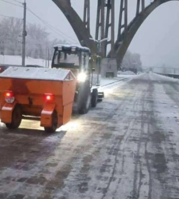 У Дніпрі снігопад: на вулицях міста працює комунальна техніка