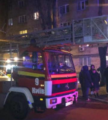 На столичній Борщагівці при пожежі у багатоповерхівці загинув чоловік, двох дітей було евакуйовано 