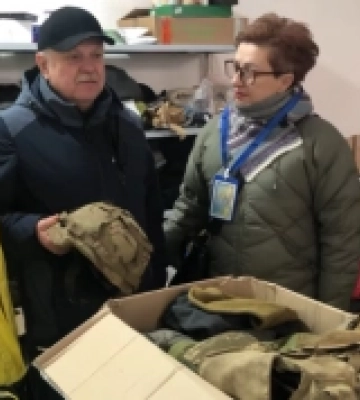 Батько загиблого Героя з Мукачева передав волонтерам особисті речі сина (відео)