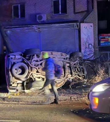 Вночі у центрі Дніпра перекинувся елітний позашляховик (ФОТО)