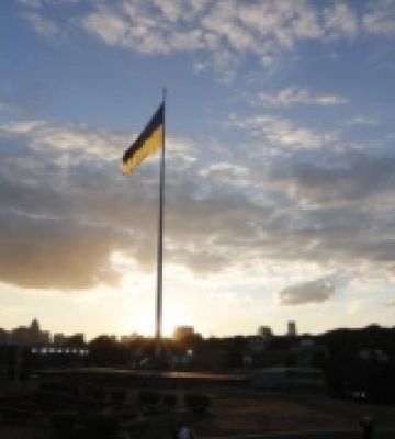 У Луцьку знову майорить найбільший в області прапор. ВІДЕО