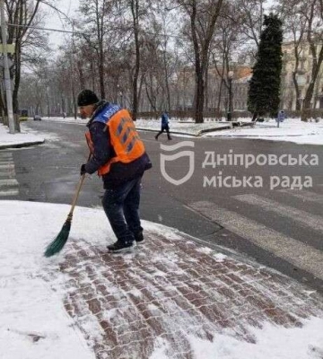 Комунальники Дніпра продовжують оперативно очищати дороги та тротуари міста від опадів