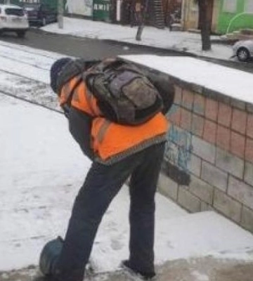 Майже 60 одиниць комунальної техніки продовжують обробляти автошляхи та тротуари Дніпра від опадів
