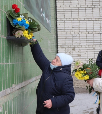 У Сумах у День пам’яті Героїв Крут поклали квіти до пам’ятної дошки Героям-крутянцям